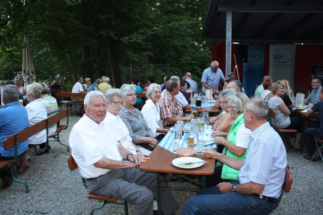 Gute Stimmung an einem Tisch der Senioren-Union. | Foto: Victor Schlampp