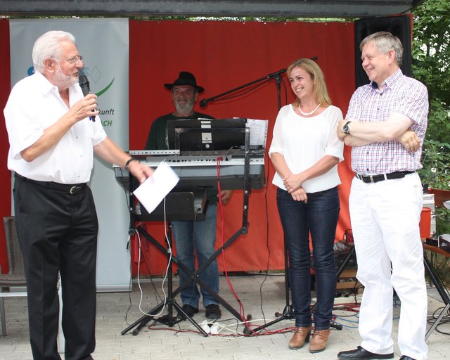 Stefan Kosmann, Sandra Joachim und Karl Freller (v.l.) eröffnen zusammen mit dem Musiker Tony Amberger das Fest "Sommer in der Stadt". | Foto: Victor Schlampp