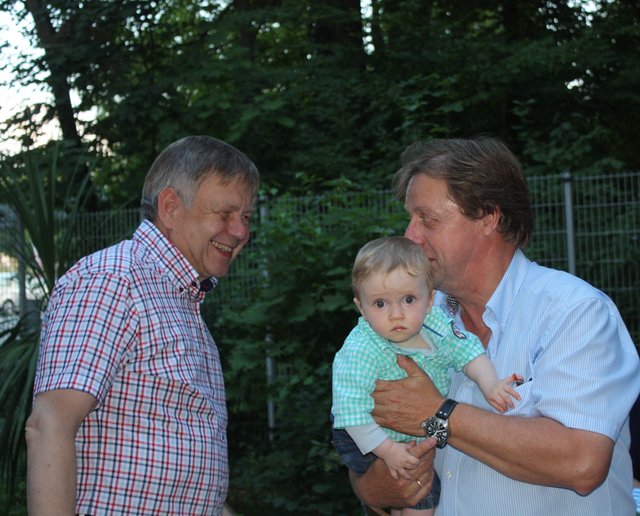 Stadtrat Detlef Paul (r.) mit seinem Enkel im Gespräch mit Karl Freller. | Foto: Victor Schlampp