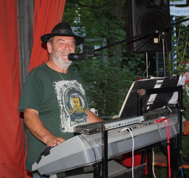 Tony Amberger unterhält mit Evergreens und seiner facettenreichen Stimme. Warum es immer so laut sein muss? - Vielleicht werden immer mehr Freiluftfeste von der Hörgeräteindustrie gesponsert.... | Foto: Victor Schlampp