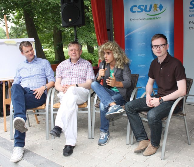 Gute Augen und schnelle Reaktionen waren beim Schwabach-Quizz gefragt (v.l.) Matthias Thürauf, Karl Freller, Tim Schlögel und Peter Daniel Forster. | Foto: Victor Schlampp