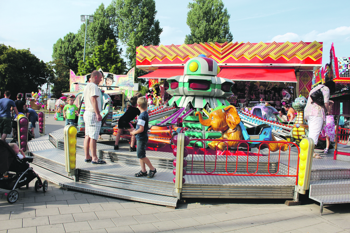 Als eine der großen Kirchweihen gibt es auf dem Rother Volksfestplatz auch mehrere Fahrgeschäfte.
