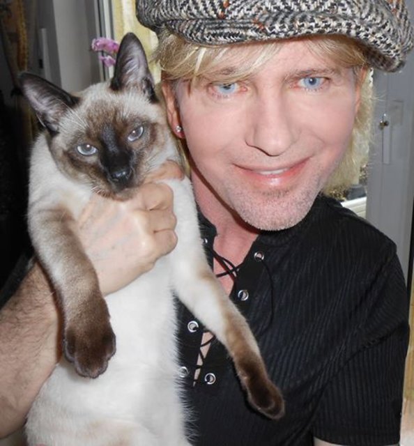 Sänger Mark Lorenz mit seinem Siam-Kater Fabio. | Foto: John R. Braun
