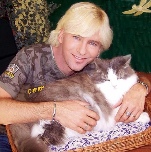 Mark Lorenz mit Kater Mikesch.