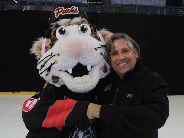 Thomas mit Tigerkatze Pucki