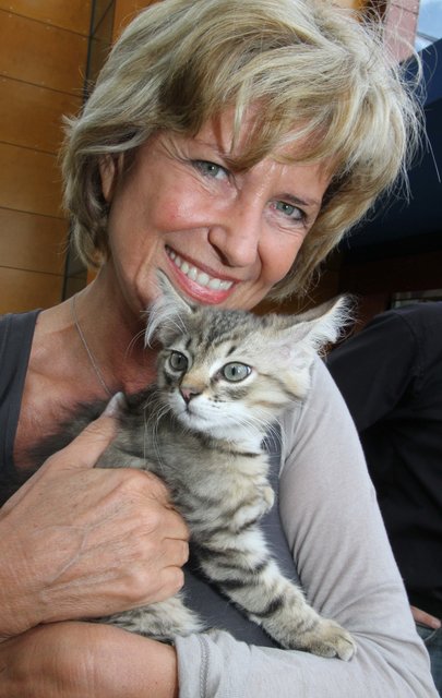 Dagmar Wöhrl mit Katzenbaby Paul