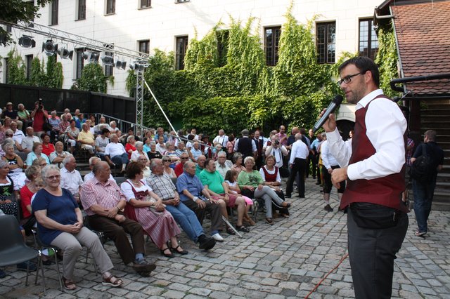 Roths Erster Bürgermeister Ralph Edelhäußer (r.) begrüßt Gäste aus Nah und Fern, die im Innenhof des Schlosses Ratibor Platz genommen haben und auf den Start des Festzuges warten. | Foto: Victor Schlampp