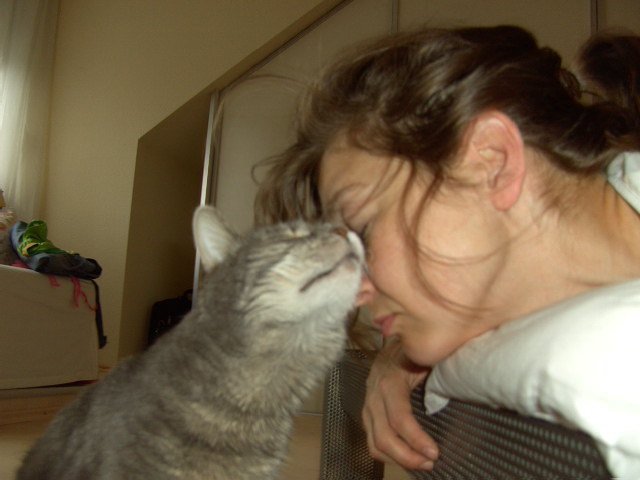 Bussi, bussi - Ein Intimes Foto - Kater und Frauchen - Wir genießen das beide und sehen recht entspannt dabei aus!