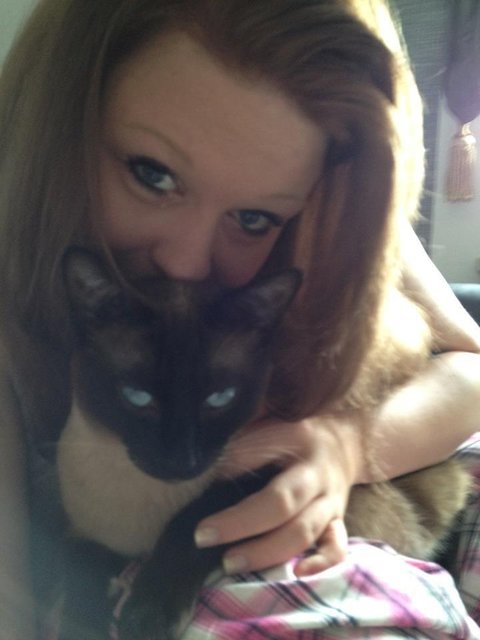 Ein Herz und eine Seele: Nadine Horky und Siamkater Mo. | Foto: oh