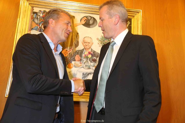 Eintrag ins Goldene Buch der Stadt Nürnberg. Andy Köpke mit Oberbürgermeister Dr. Ulrich Maly (r.). | Foto: bayernpress