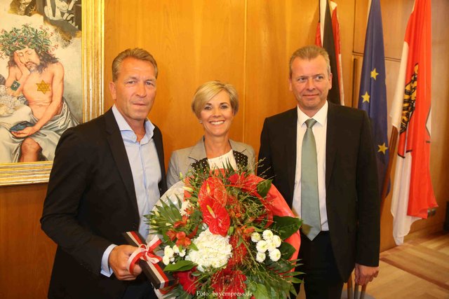 Eintrag ins Goldene Buch der Stadt Nürnberg: Andy Köpke mit Ehefrau Birgit und Oberbürgermeister Dr. Ulrich Maly. | Foto: bayernpress