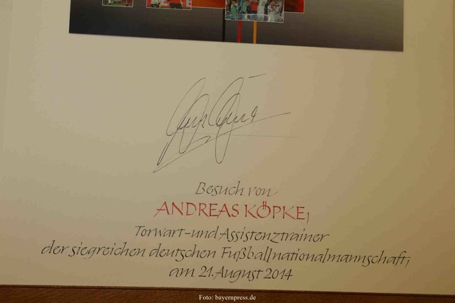 Eintrag ins Goldene Buch der Stadt Nürnberg. | Foto: bayernpress