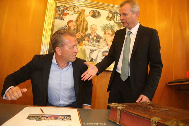 Eintrag ins Goldene Buch der Stadt Nürnberg. Andy Köpke mit Oberbürgermeister Dr. Ulrich Maly (r.). | Foto: bayernpress