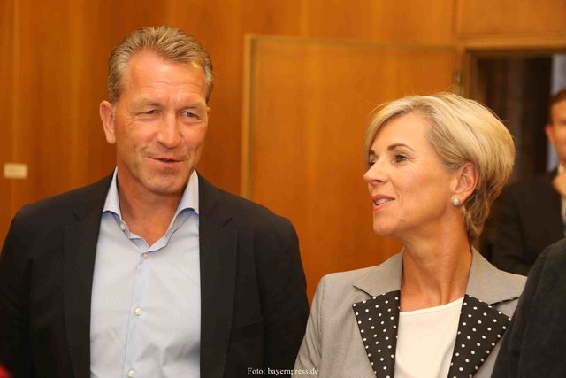 Andy Köpke mit seiner Frau Birgit im Nürnberger Rathaus. | Foto: bayernpress