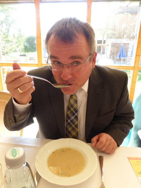 Michael Berger von der Sparkasse Neustadt Aisch/Bad Windsheim schmeckt das Süppchen, das er sich "eingebrockt" hat