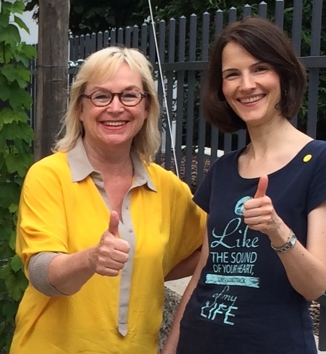 Barbara Regitz heißt Miriam Krauß (r.) herzlich willkommen.