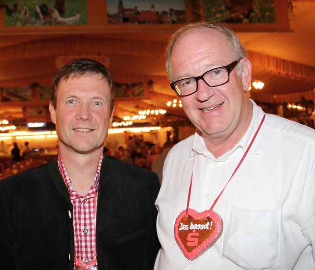 Festwirt Peter Lössel (r.) mit wbg Geschäftsführer Ralf Schekira. Foto: John R. Braun