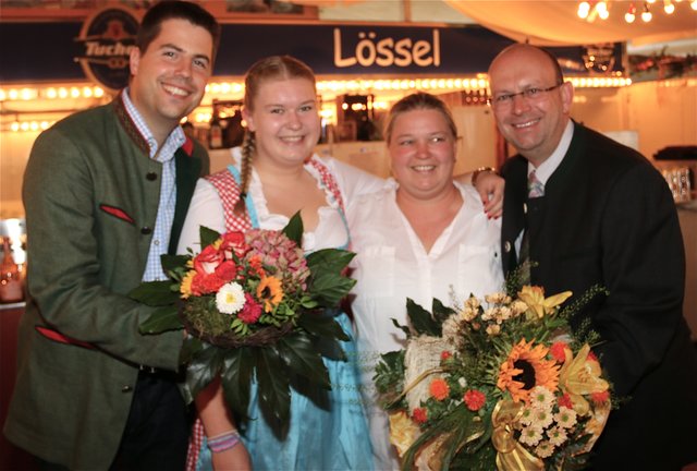 Nikolas Zitzelsberger (l.), Tucher Marketing, und Michael Lauer, Tucher Gebietsverkaufsleiter, bedanken sich bei Elisabeth (2.v.r.) und Paula Lössel. Foto: John R. Braun