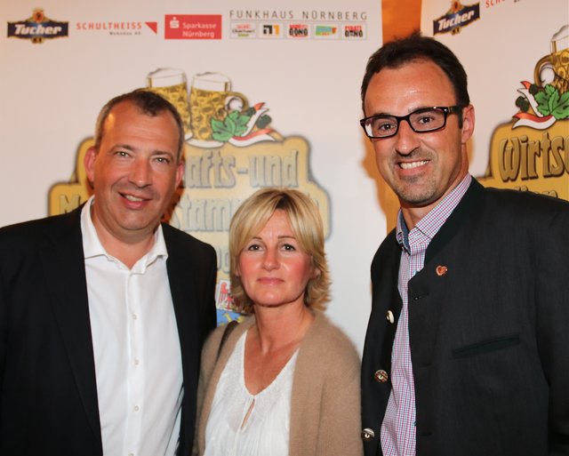 Stefan Schindler (l.), Vorstands-Chef Sparda, mit Gattin Sabine und Jörg Träger, Tucher Gastronomie-Chef. Foto: John R. Braun