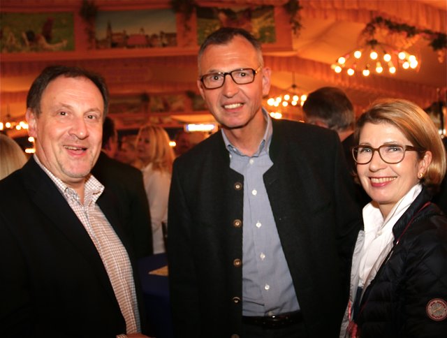 IHK-Präsident Dirk von Vopelius (M.) und Gattin Karin mit stellvertr. BR Franken Studioleiter Norbert Küber. Foto: John R. Braun