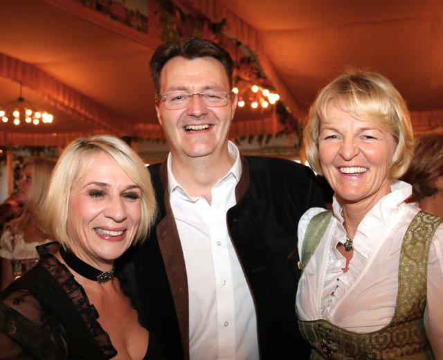 MdB Michael und Stefanie Frieser (r.) mit Dagmar Munk, Breuninger. Foto: John R. Braun