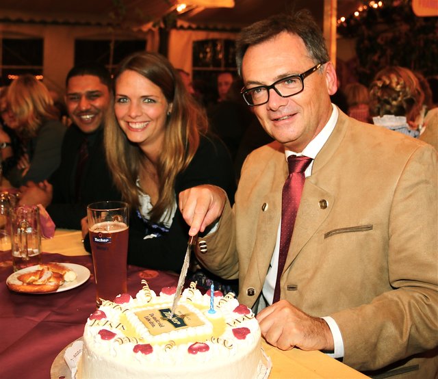 Tucher-Chef Fred Höfler (r.) feierte am W&M Stammtisch seinen Geburtstag und wurde von seiner Marketingabteilung mit einer leckeren Torte überrascht. Tochter Maike und Ehemann Tarek Khatib freuten sich mit. Foto: John R. Braun