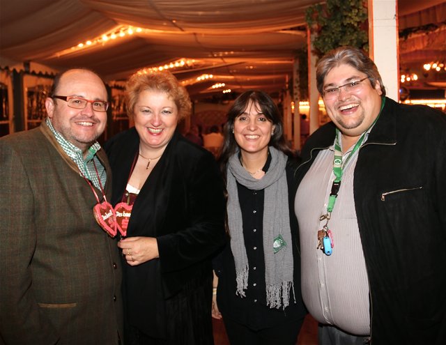 Landtagsabgeordnete Petra Guttenberger (2.v.l.) und Lebensgefährte Thomas Blösel (l.), ECO Medizinbedarf, mit Küchenchef Omar Mahroum, Küchen Kompetenzzentrum, und Gattin Daniela. Foto: John R. Braun