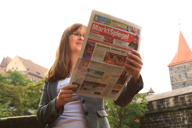 MarktSpiegel-Mitarbeiterin Marion Fink liest den MarktSpiegel am liebsten mit Blick auf die Kaiserburg | Foto: Daniel Gerstlauer