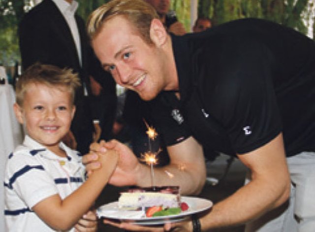 Der fünfjährige Ken gratulierte seinem Idol Tim Schüle zum 24. Geburtstag. Foto: John R. Braun