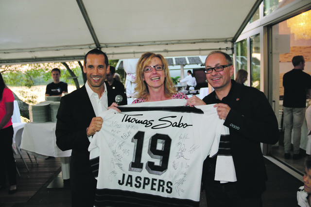Ice Tigers Geschäftsführer Christoph Sandner (l.) und Tucher Marketing-Direktor Kai Eschenbacher überraschen Strandhaus-Chefin Brigitte Celikaya mit einem Originaltrikot. | Foto: John R. Braun