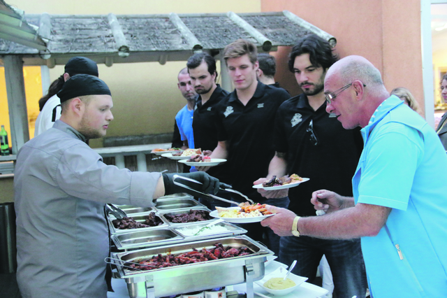 Tigers und Fans stärken sich am Grillbüffet. | Foto: John R. Braun