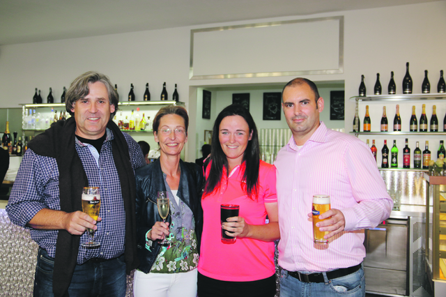 Ice Tigers Arzt Dr. Thomas Hirn (l.) und Gattin Dr. Regina Hirn (2.v.l.) mit Tobias Ballbach (Der Beck) und Steffi Kirchmayr. | Foto: John R. Braun