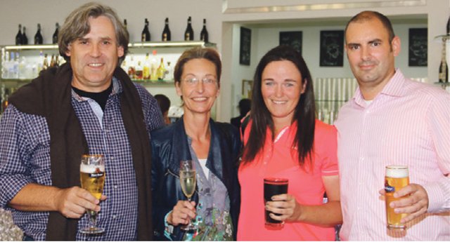 Ice Tigers Arzt Dr. Thomas Hirn (l.) und Gattin Dr. Regina Hirn (2.v.l.) mit Tobias Ballbach (Der Beck) und Steffi Kirchmayr. Foto: John R. Braun
