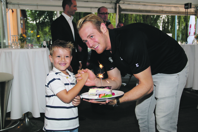 Der fünfjährige Ken gratulierte seinem Idol Tim Schüle zum 24. Geburtstag. | Foto: John R. Braun