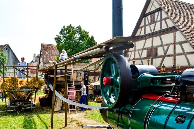 Zum Herbstfest treibt die dampfbetriebene Lokomobile die große Dresch- und Strohbindemaschine an. | Foto: Nicole Fuchsbauer