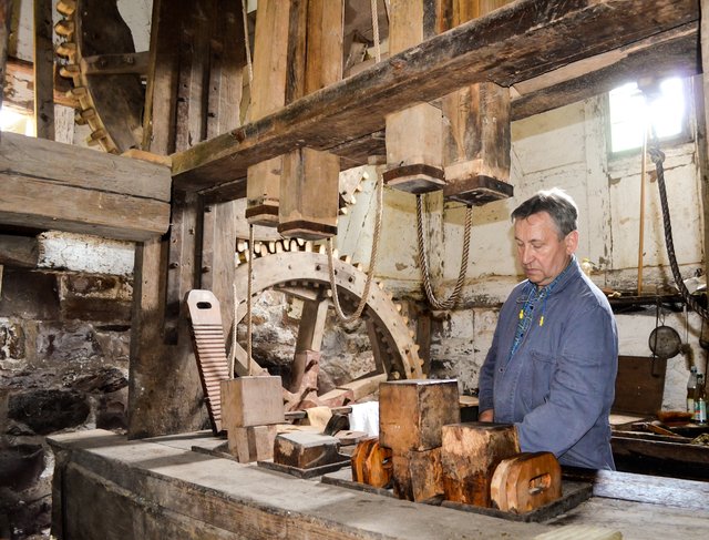 Die ausgeklügelte Technik der Flederichs-Ölmühle (Lkr.
Aschaffenburg) ist beim Rapspressen zu sehen. | Foto: Nicole Fuchsbauer