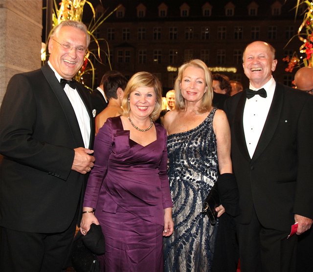 Staatsminister Joachim Herrmann (l) und Ehefrau Gerswid (2.v.l.) mit Unternehmer Gunther Oschmann, Müller Medien, und Ehefrau Ursula.