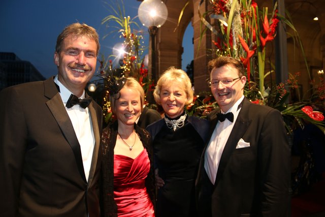 Bundestagsabgeordneter Michael Frieser (r.) mit Ehefrau Stefanie (2.v.r.) und Messe-Geschäftsführer Peter Ottmann mit Ehefrau Cornelia.