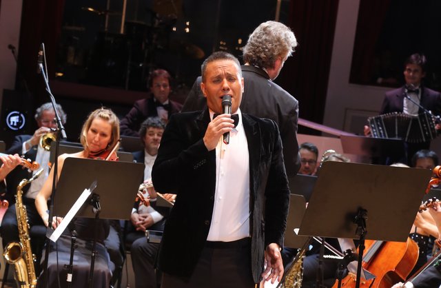 Stargast Erwin Schrott begeisterte mit Ausschnitten aus dem Programm „Rojotango“.