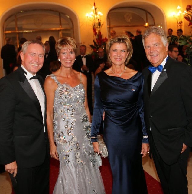 IHK-Hauptgeschäftsführer Markus Lötzsch (l.) und Ehefrau Dr. Katharina Lötzsch (2.v.l.) mit Unternehmer Hans-Rudolf Wöhrl und Ehefrau Dagmar Wöhrl, CSU-Bundestagsabgeordnete.