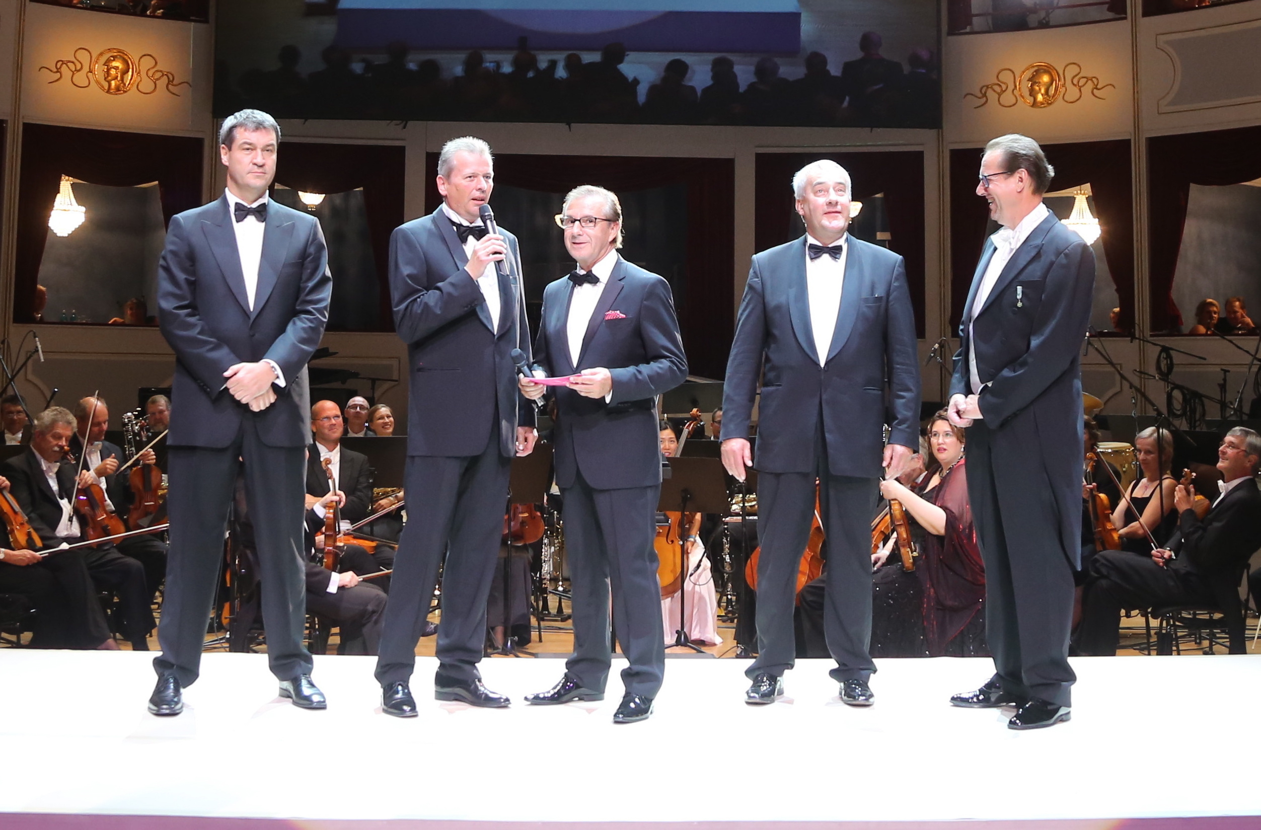 Moderator Jan Hofer, Schirmherr und Oberbürgermeister Dr. Ulrich Maly, Staatsintendant Peter Theiler und Staatsminister Dr. Ludwig Spaenle eröffnen den 13. Nürnberger Opernball. Fotos: bayernpress.de, Verena Dreier, John R. Braun, Uwe Müller