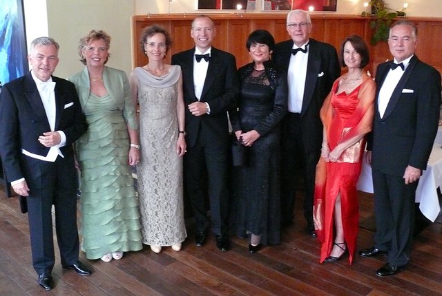 Günther Tittel (Sparkassenverband Bayern, Bereichsleiter), Birgit Kleinhans (Global Head of Marketing & Communications, GfK), Anja und Matthias Hartmann (Vorstandsvorsitzender GfK), Inge und Prof. Dr. Hubert Weiler (Präsident GfK Verein) sowie Renate und Siegfried Högl (CEO Consumer Experiences Germany, GfK / v.l.n.r.).