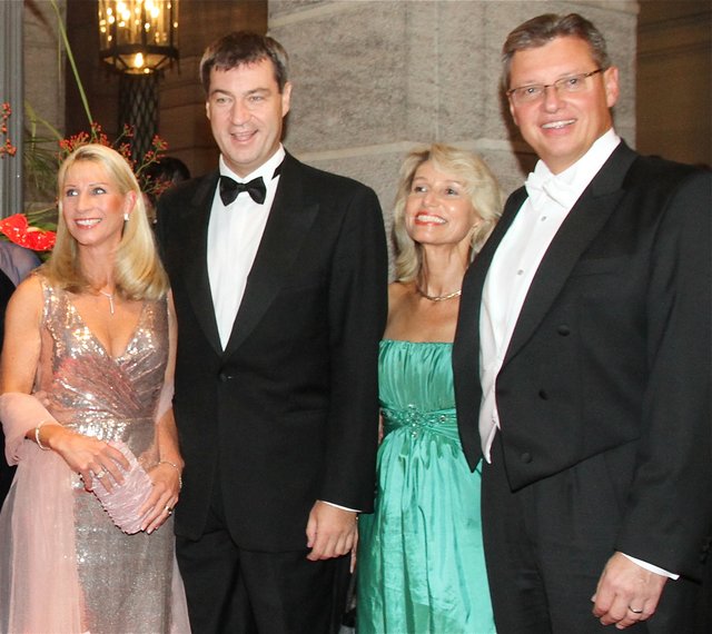 Dr. Roland Fleck (r.), Geschäftsführer MesseNürnberg, und Ehefrau Dagmar (2.v.r.) mit Staatsminister Dr. Markus Söder und Ehefrau Karin.