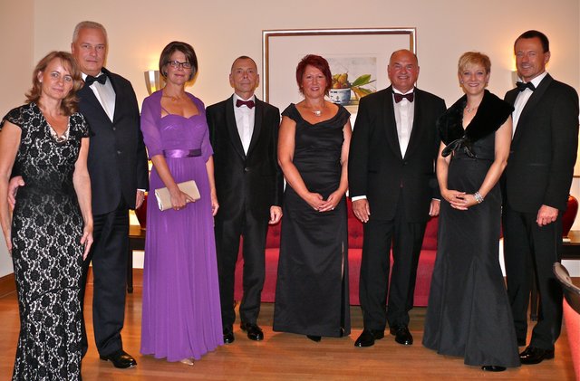 Andrea und Frank Westhoff (Mitglied des Vorstandes DZ BANK), Dr. Christiane Decker und Ulrich Ziegler (Vorstand TeamBank AG), Katrin und Andreas Thimm (Leiter Vertrieb TeamBank), Nadine Eigemann und Thomas Diederichs (Vorstandsvorsitzender Volksbank Rhein-Ruhr eG / v.l.n.r.).