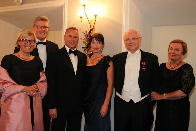 Dr. Matthias Everding (2.v.l.), Vorstandsvorsitzender Sparkasse Nürnberg, und Ehefrau Dorothee mit ihren Gästen Herr Heinzerling mit Frau Schnase und Dr. Siegfried Beck (2.v.r.) mit Ehefrau.