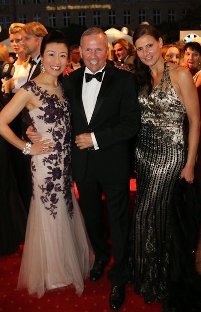 Unternehmer Hans-Georg Geis und Ehefrau Catherine (l.) mit Dr. Christina Stiegler, Geschäftsführerin Franken Fernsehen.