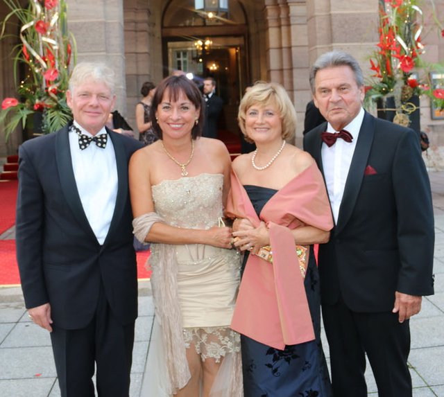 defacto-Gründer Erich Schuster (r.) mit Ehefrau Edith (2.v.r.) und Matthias Malessa, adidas, und Ehefrau Petra.