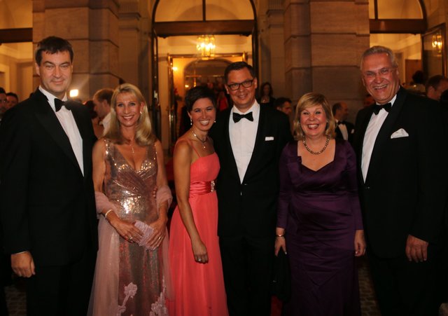 Finanzminister Dr. Markus Söder (l.) mit Ehefrau Karin (2.v.l.), Christian Ruppert (3.v.r.), geschäftsführender Direktor Staatstheater, mit Christiane Seefried (3.v.l.) sowie Innenminister  Joachim Herrmann und Ehefrau Gerswid.