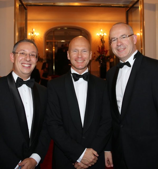 Protokoll-Chef Christoph Böhmer (l.) und wbg-Sprecher Dieter Barth (r.) mit Ehemann Jörg Dorn.