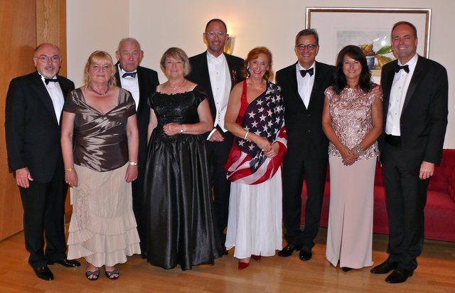 Manfred Geyer (Vorstandsvorsitzender RaiffeisenVolksbank eG Gewerbebank) und Gattin Elfi, Dr. Günther Beckstein (Bayerischer Ministerpräsident a.D.) und Gattin Marga, Prof. Dr. Klaus Wübbenhorst (Geschäftsführer WB Consult GmbH) und Gattin Brigitte, Theophil Graband (Vorstandsvorsitzender VR-Leasing AG) und Gattin Eva-Maria sowie Alexander Boldyreff (Vorstandsvorsitzender TeamBank AG / v.l.n.r.).